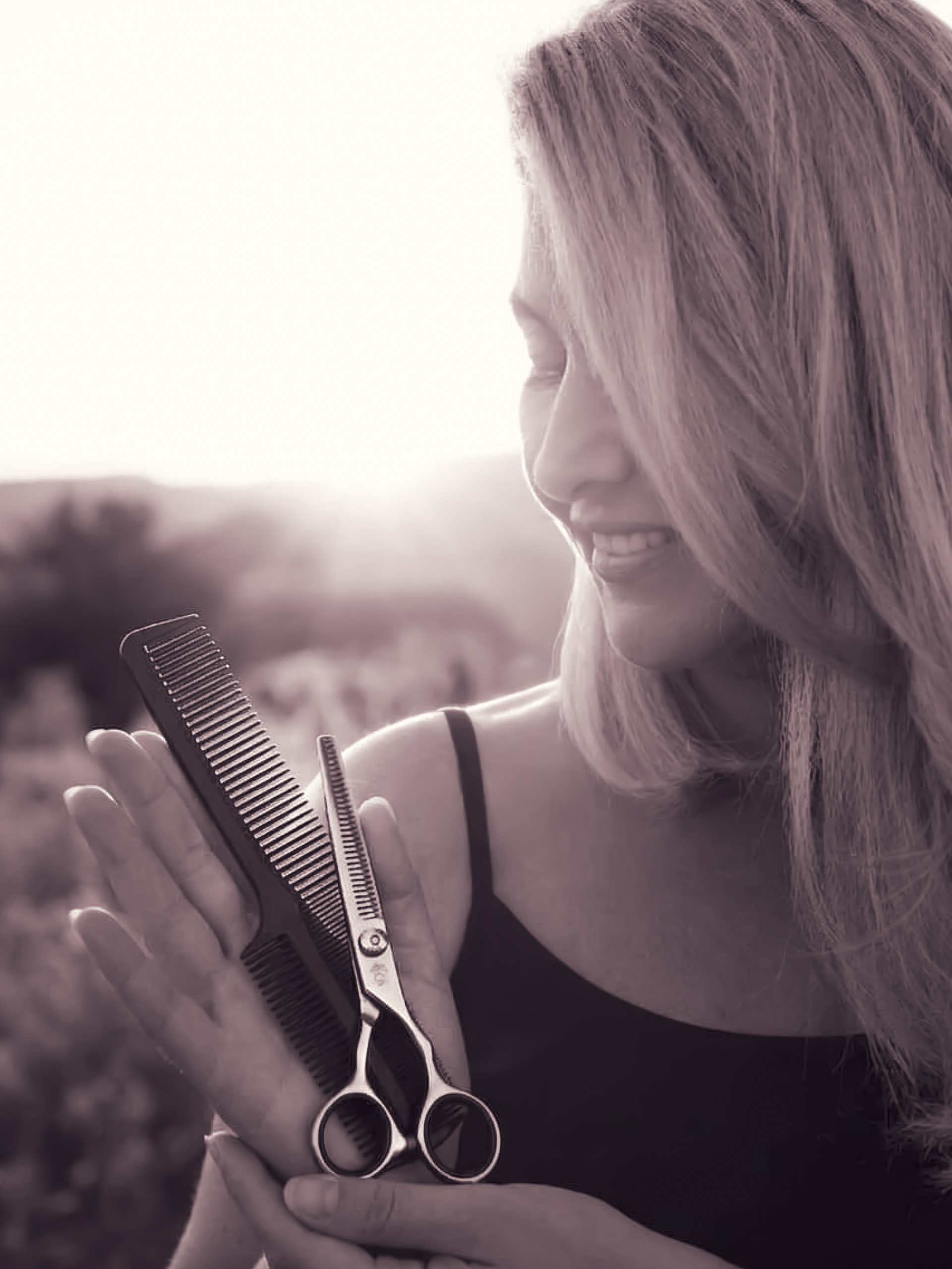 Fatoş Tosun mit Schere und Kamm in der Hand, Sepia-Porträt
