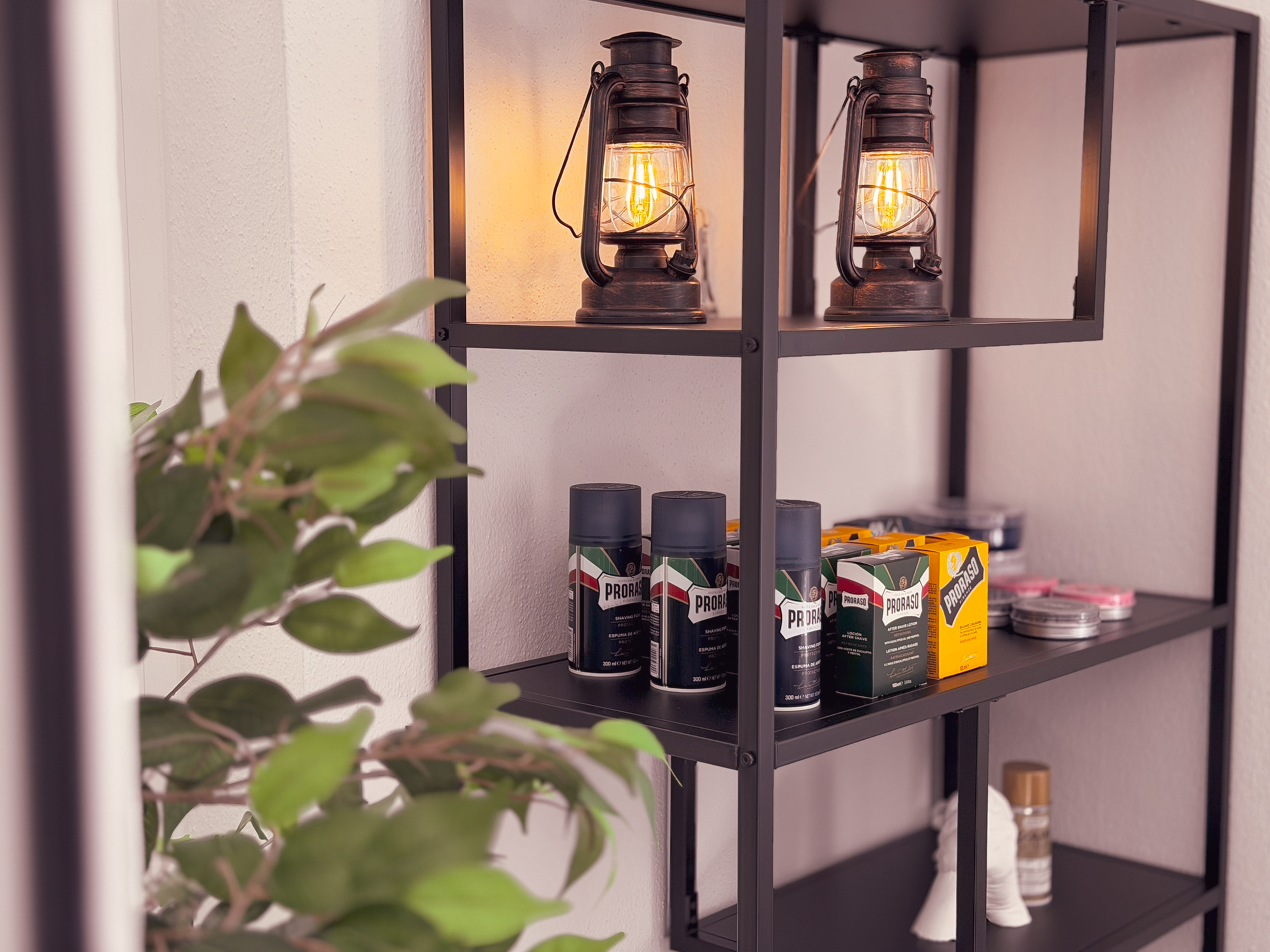 Regal mit Vintage-Laternen und Pflegeprodukten